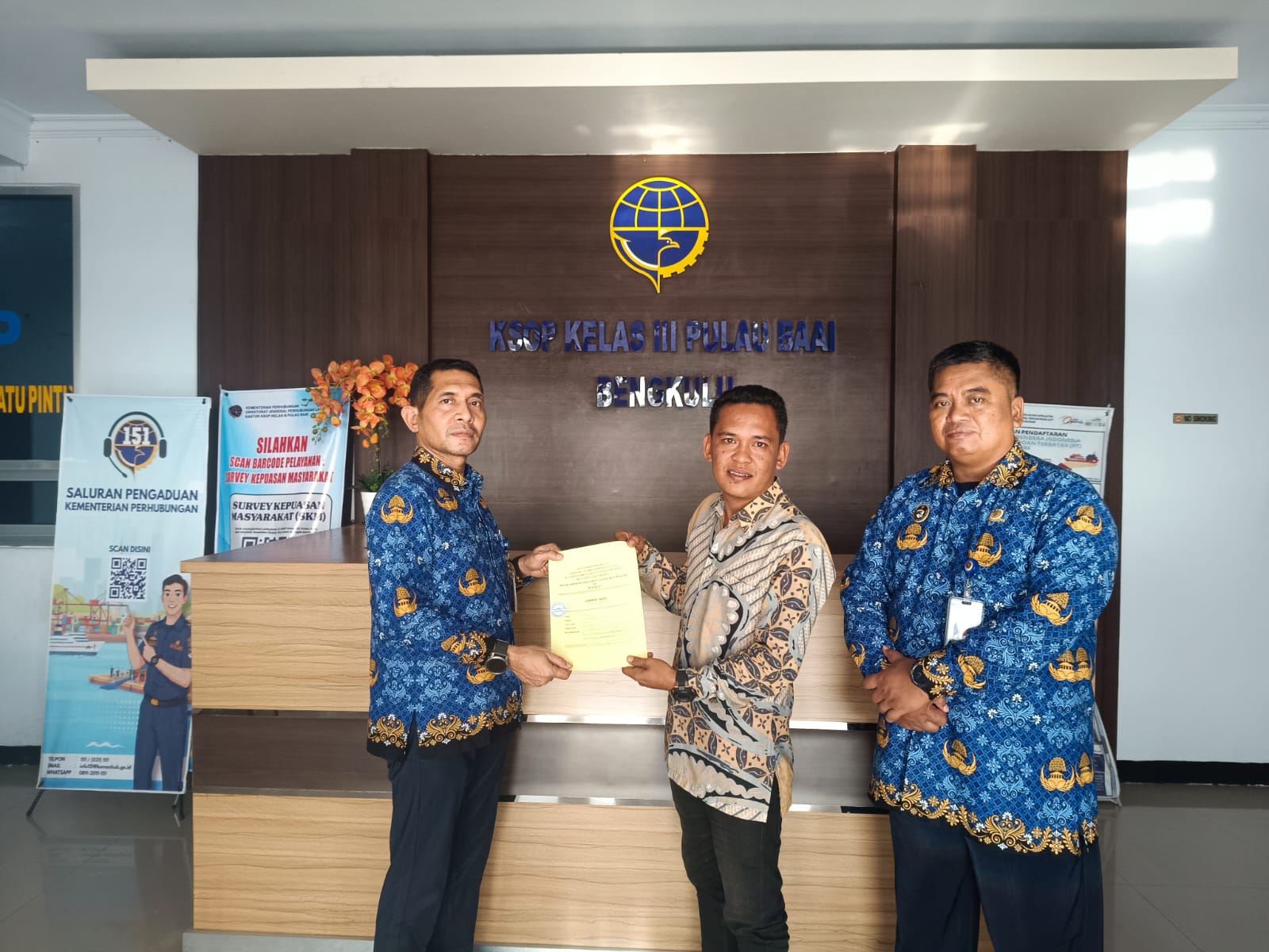 SERAH TERIMA DOKUMEN KAPAL DI BENGKULU: WUJUD LAYANAN PROFESIONAL KSOP KELAS III PULAU BAAI